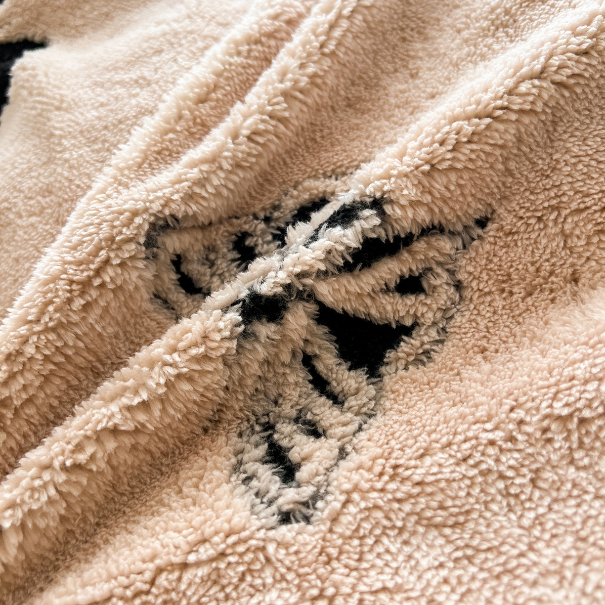 91家纺网 家纺一手货源 找家纺 安哆啦家纺 2025新款舒棉绒阳离子提花牛奶绒四件套 提花-蝴蝶咖