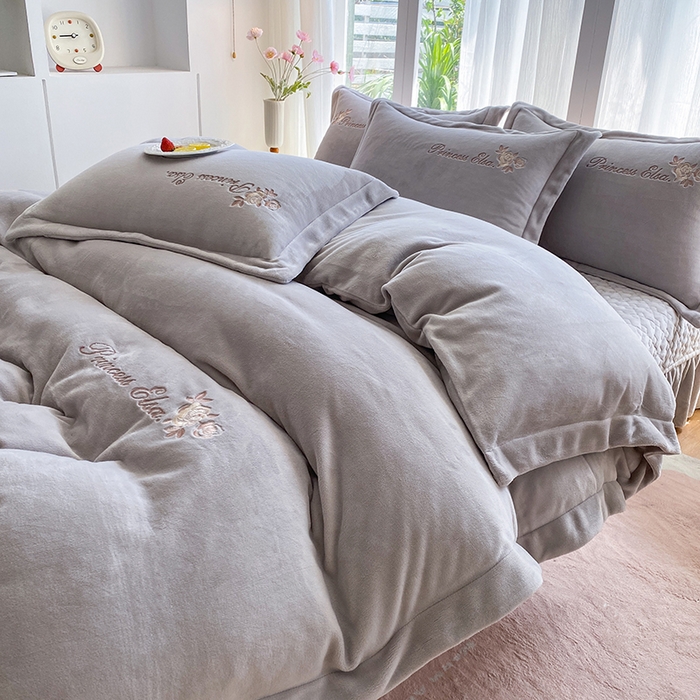 91家纺网 家纺一手货源 找家纺 乐嘉盈 2025年新款纯色刺绣牛奶绒四件套-玫瑰缘 玫瑰缘-灰