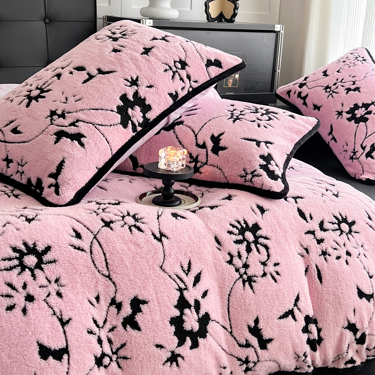 91家纺网 家纺一手货源 找家纺 安哆啦家纺 2025新款舒棉绒阳离子提花牛奶绒四件套 提花-生如夏花粉