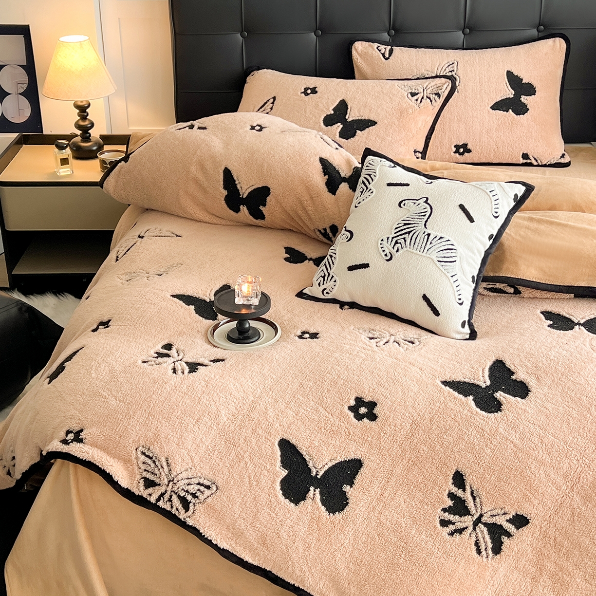 91家纺网 家纺一手货源 找家纺 安哆啦家纺 2025新款舒棉绒阳离子提花牛奶绒四件套 提花-蝴蝶咖