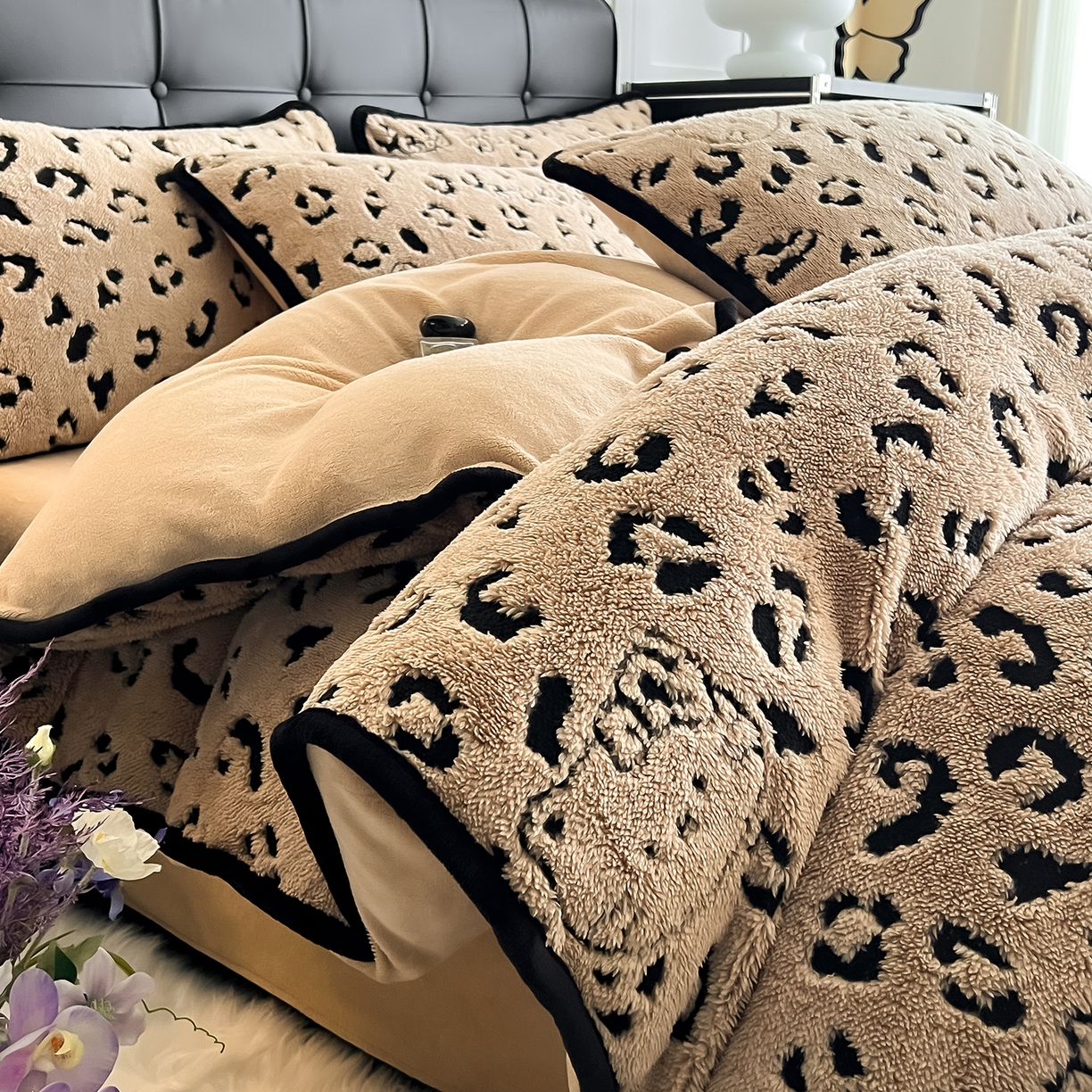 91家纺网 家纺一手货源 找家纺 安哆啦家纺 2025新款舒棉绒阳离子提花牛奶绒四件套 提花-KT咖