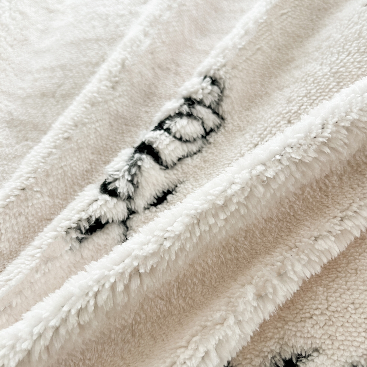 91家纺网 家纺一手货源 找家纺 安哆啦家纺 2025新款舒棉绒阳离子提花牛奶绒四件套 提花-小花花