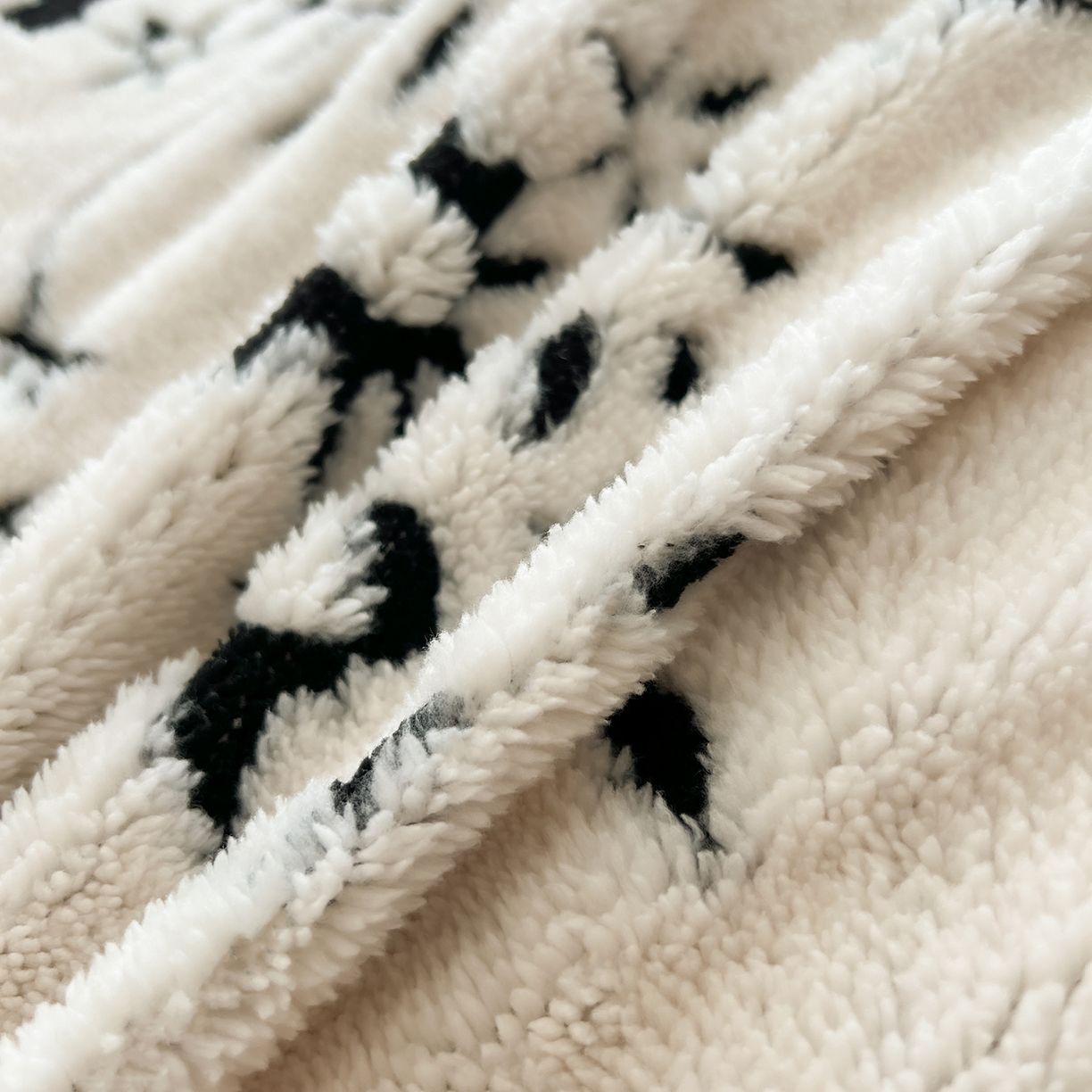 91家纺网 家纺一手货源 找家纺 安哆啦家纺 2025新款舒棉绒阳离子提花牛奶绒四件套 提花-生如夏花白