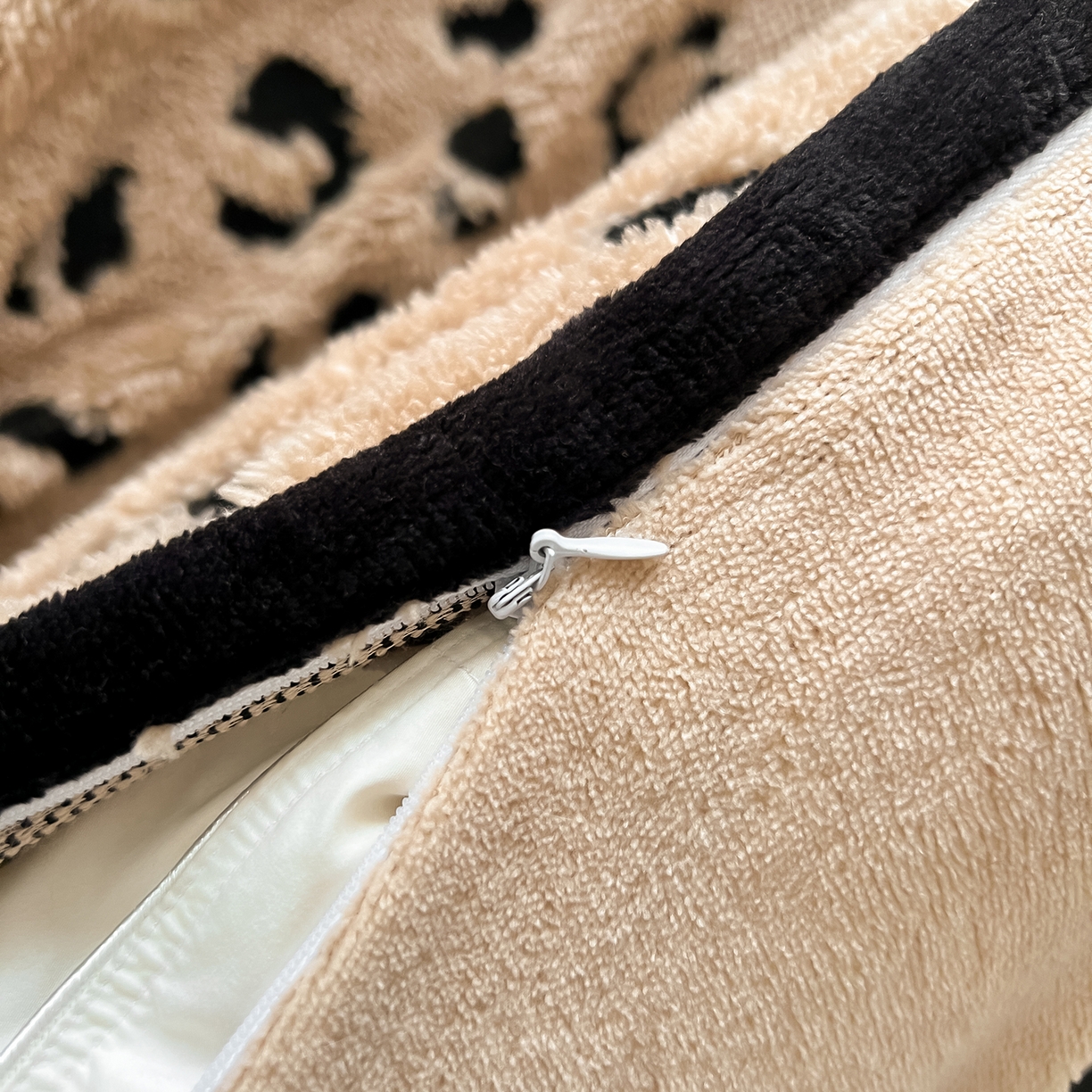 91家纺网 家纺一手货源 找家纺 安哆啦家纺 2025新款舒棉绒阳离子提花牛奶绒四件套 提花-KT咖