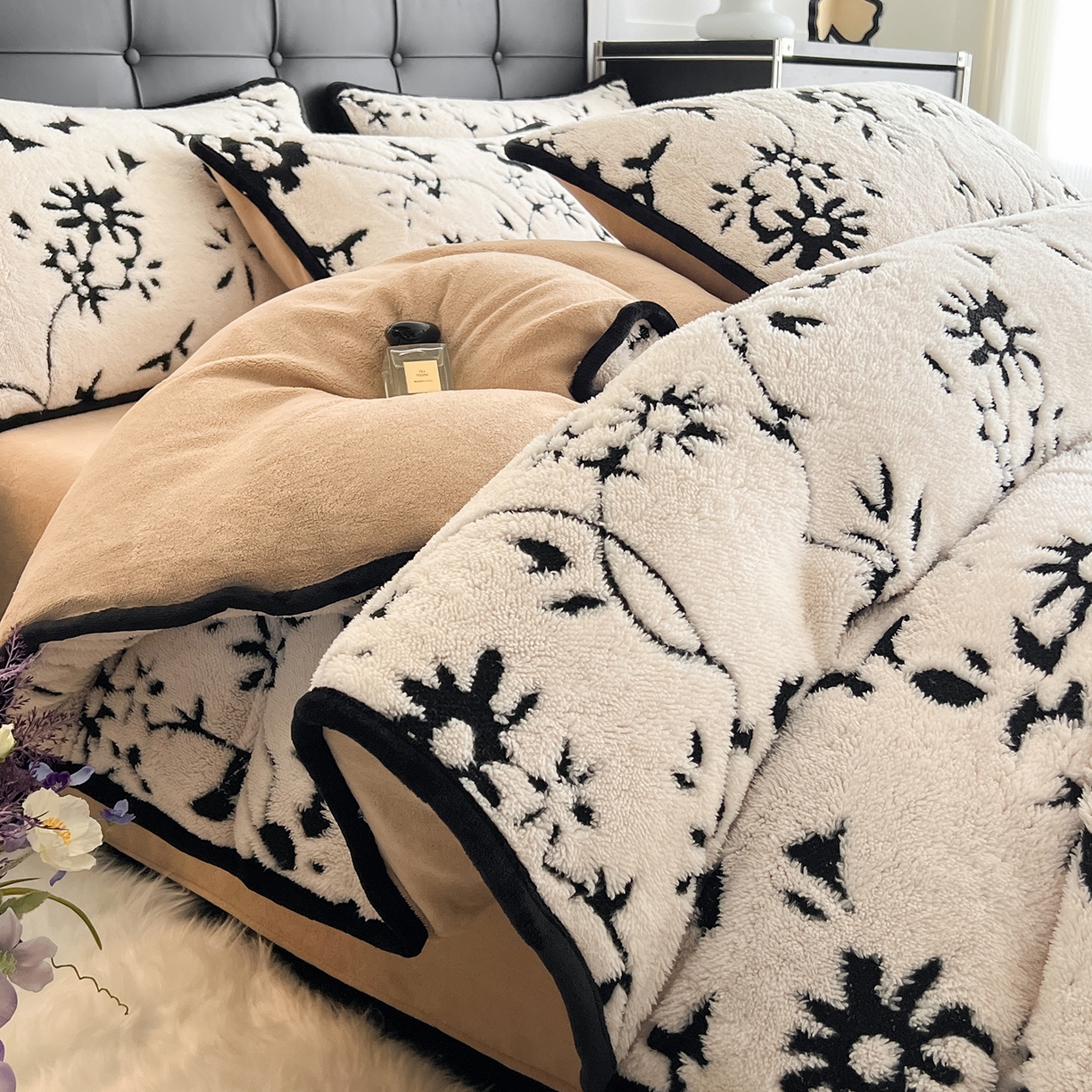 91家纺网 家纺一手货源 找家纺 安哆啦家纺 2025新款舒棉绒阳离子提花牛奶绒四件套 提花-生如夏花白