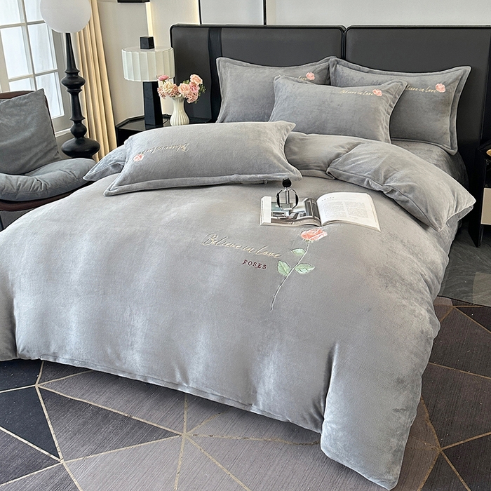 91家纺网 家纺一手货源 找家纺 富缦庭 2025新款牛奶绒绣花四件套 红粉佳人-灰色