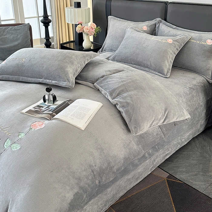 91家纺网 家纺一手货源 找家纺 富缦庭 2025新款牛奶绒绣花四件套 红粉佳人-灰色