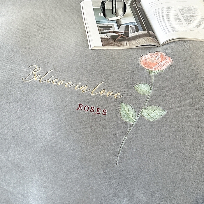 91家纺网 家纺一手货源 找家纺 富缦庭 2025新款牛奶绒绣花四件套 红粉佳人-灰色