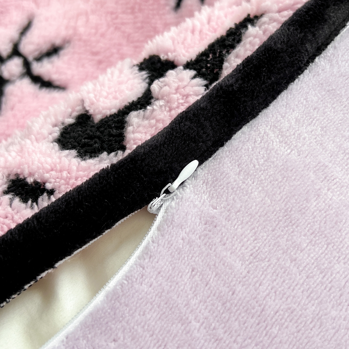 91家纺网 家纺一手货源 找家纺 安哆啦家纺 2025新款舒棉绒阳离子提花牛奶绒四件套 提花-生如夏花粉