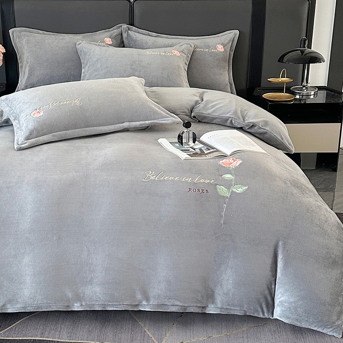 91家纺网 家纺一手货源 找家纺 富缦庭 2025新款牛奶绒绣花四件套 红粉佳人-灰色