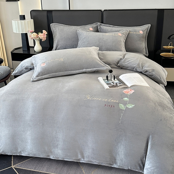 富缦庭 2025新款牛奶绒绣花四件套 红粉佳人-灰色
