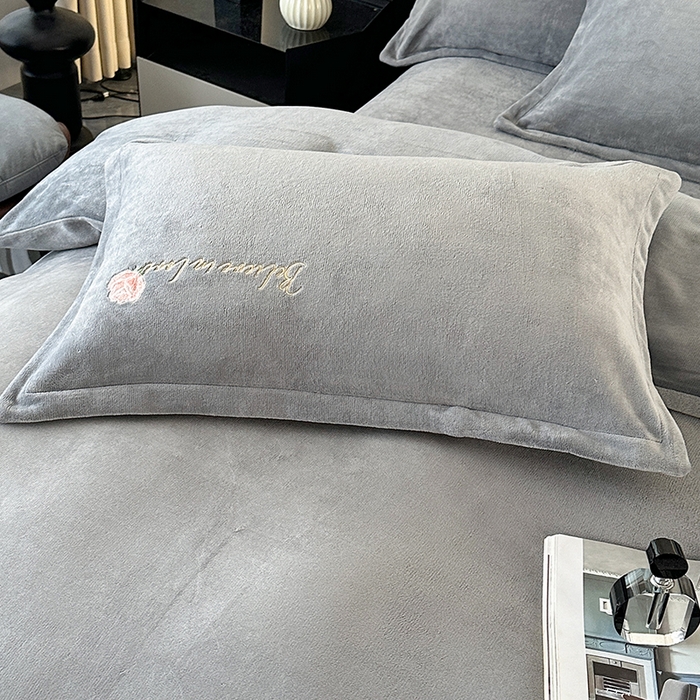 91家纺网 家纺一手货源 找家纺 富缦庭 2025新款牛奶绒绣花四件套 红粉佳人-灰色