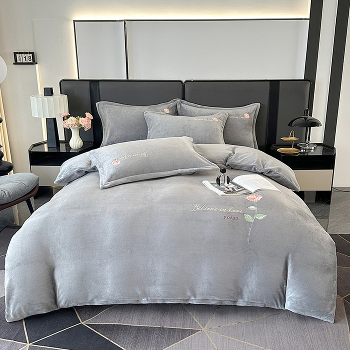 91家纺网 家纺一手货源 找家纺 富缦庭 2025新款牛奶绒绣花四件套 红粉佳人-灰色