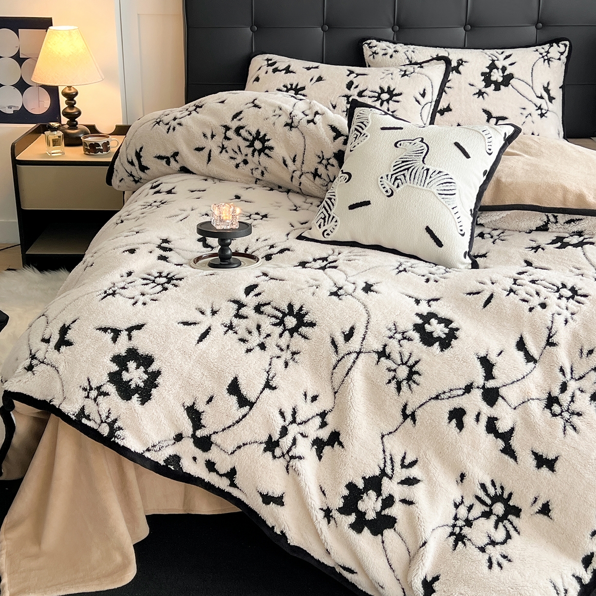 91家纺网 家纺一手货源 找家纺 安哆啦家纺 2025新款舒棉绒阳离子提花牛奶绒四件套 提花-生如夏花白