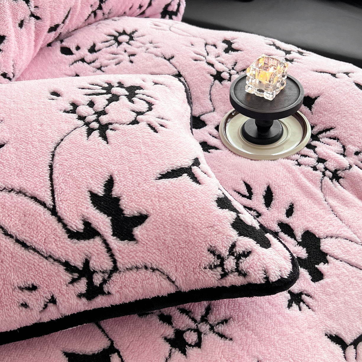 91家纺网 家纺一手货源 找家纺 安哆啦家纺 2025新款舒棉绒阳离子提花牛奶绒四件套 提花-生如夏花粉