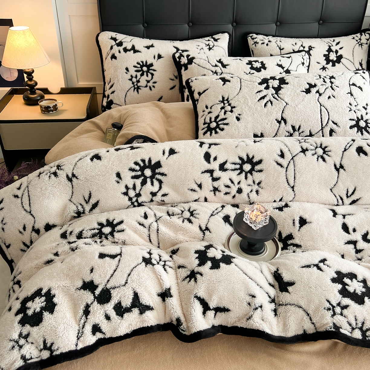 91家纺网 家纺一手货源 找家纺 安哆啦家纺 2025新款舒棉绒阳离子提花牛奶绒四件套 提花-生如夏花白