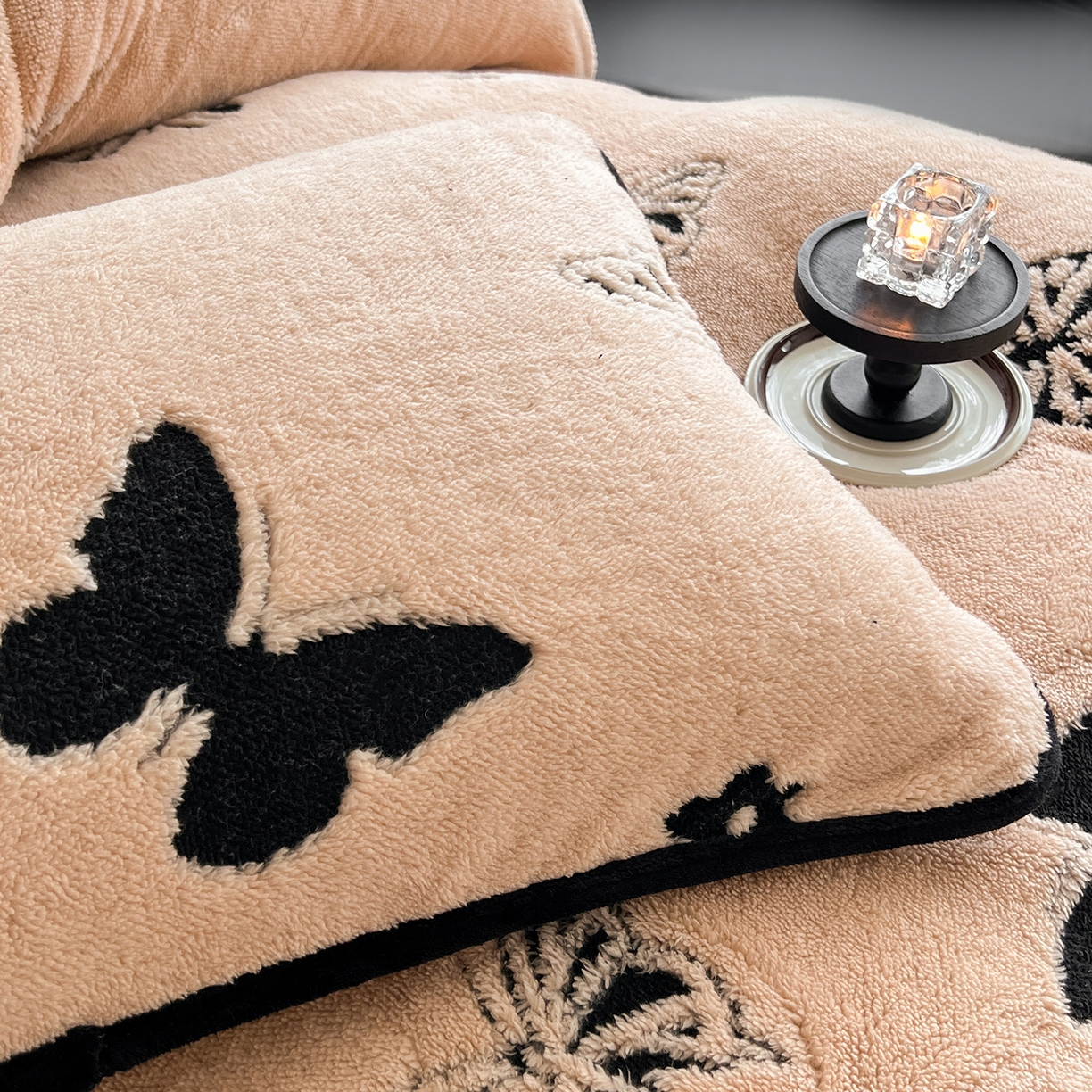 91家纺网 家纺一手货源 找家纺 安哆啦家纺 2025新款舒棉绒阳离子提花牛奶绒四件套 提花-蝴蝶咖