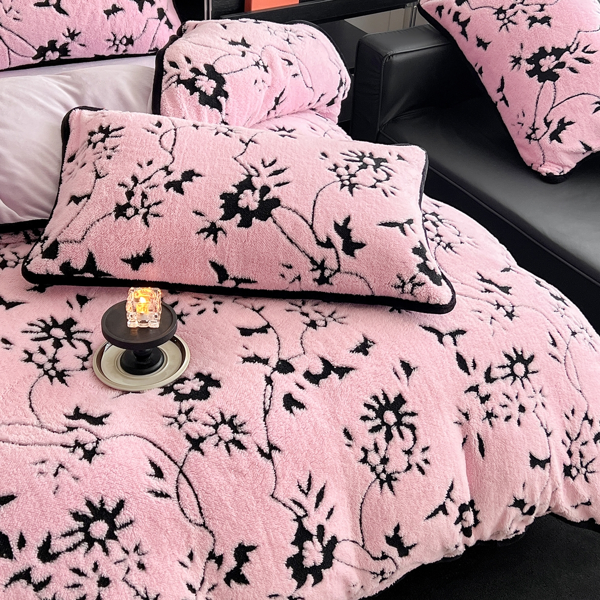 91家纺网 家纺一手货源 找家纺 安哆啦家纺 2025新款舒棉绒阳离子提花牛奶绒四件套 提花-生如夏花粉