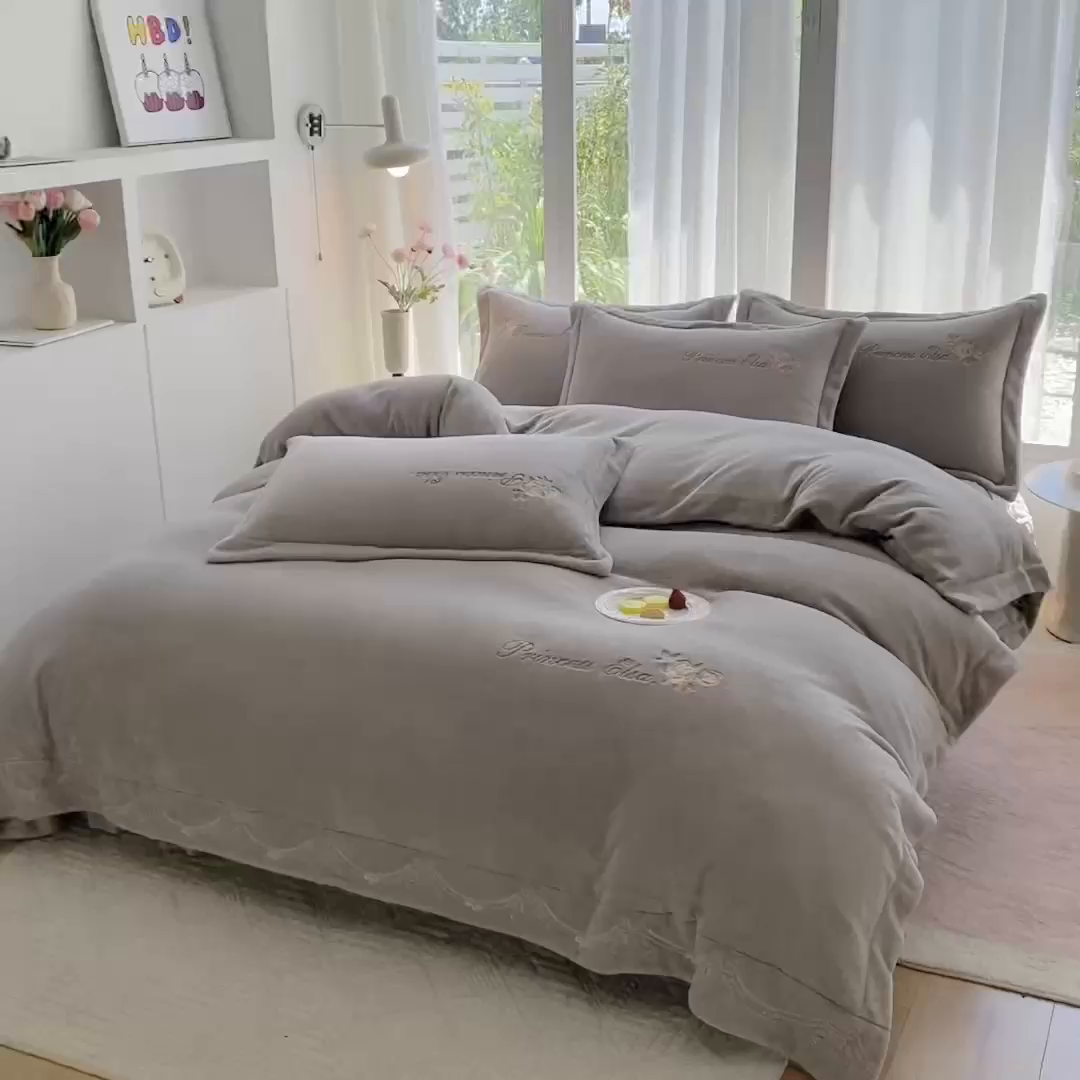 91家纺网 家纺一手货源 找家纺 乐嘉盈 2025年新款纯色刺绣牛奶绒四件套-玫瑰缘 玫瑰缘-灰