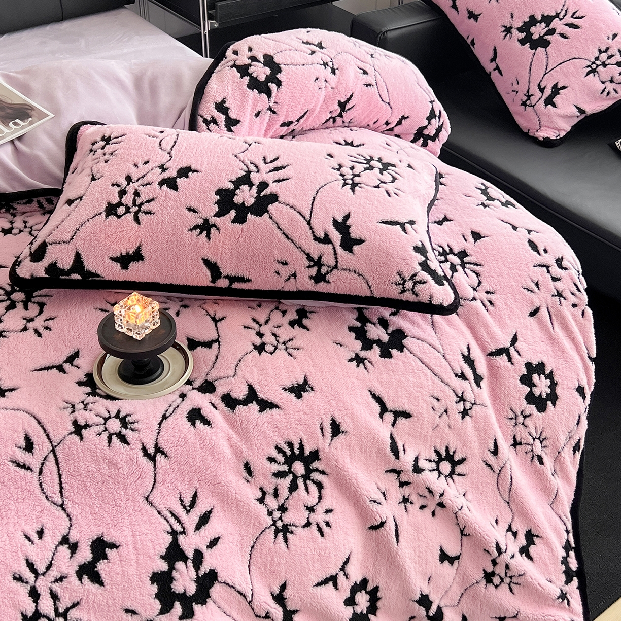 91家纺网 家纺一手货源 找家纺 安哆啦家纺 2025新款舒棉绒阳离子提花牛奶绒四件套 提花-生如夏花粉