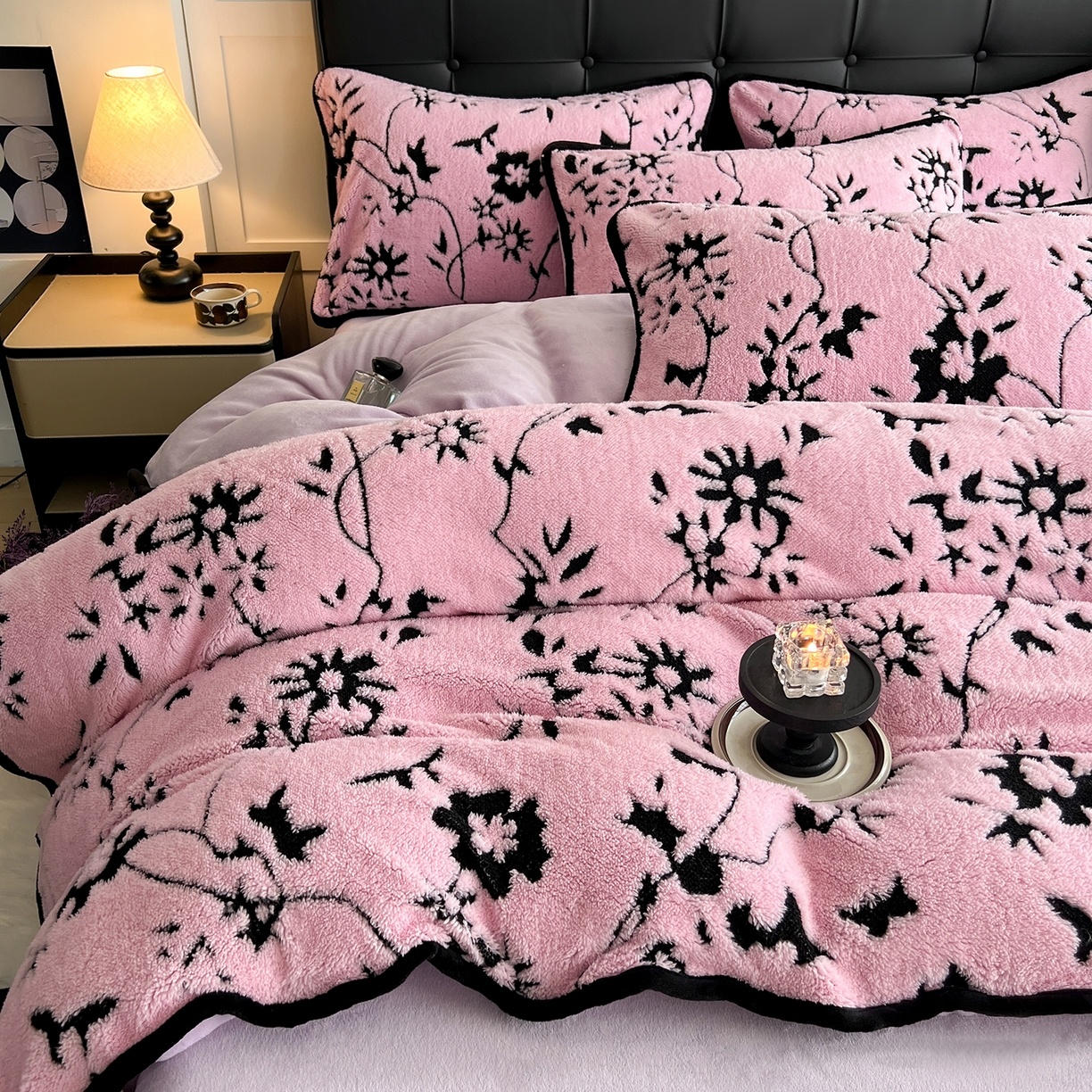 91家纺网 家纺一手货源 找家纺 安哆啦家纺 2025新款舒棉绒阳离子提花牛奶绒四件套 提花-生如夏花粉