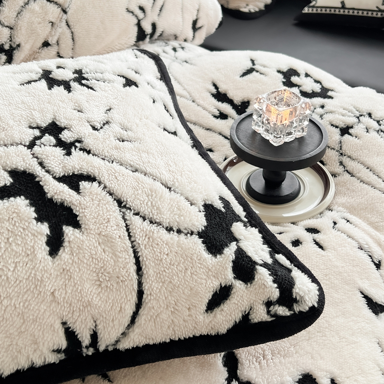 91家纺网 家纺一手货源 找家纺 安哆啦家纺 2025新款舒棉绒阳离子提花牛奶绒四件套 提花-生如夏花白