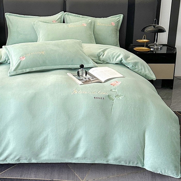 91家纺网 家纺一手货源 找家纺 富缦庭 2025新款牛奶绒绣花四件套 红粉佳人-绿色