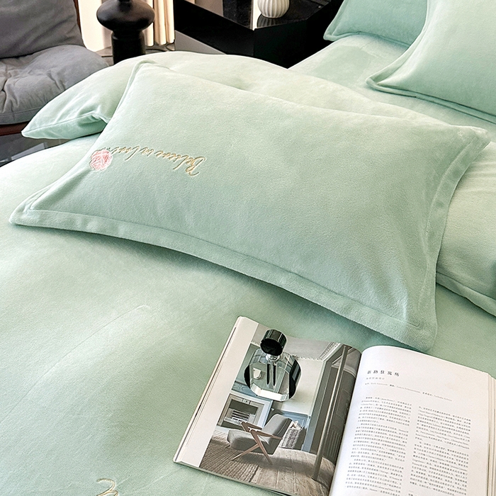 91家纺网 家纺一手货源 找家纺 富缦庭 2025新款牛奶绒绣花四件套 红粉佳人-绿色