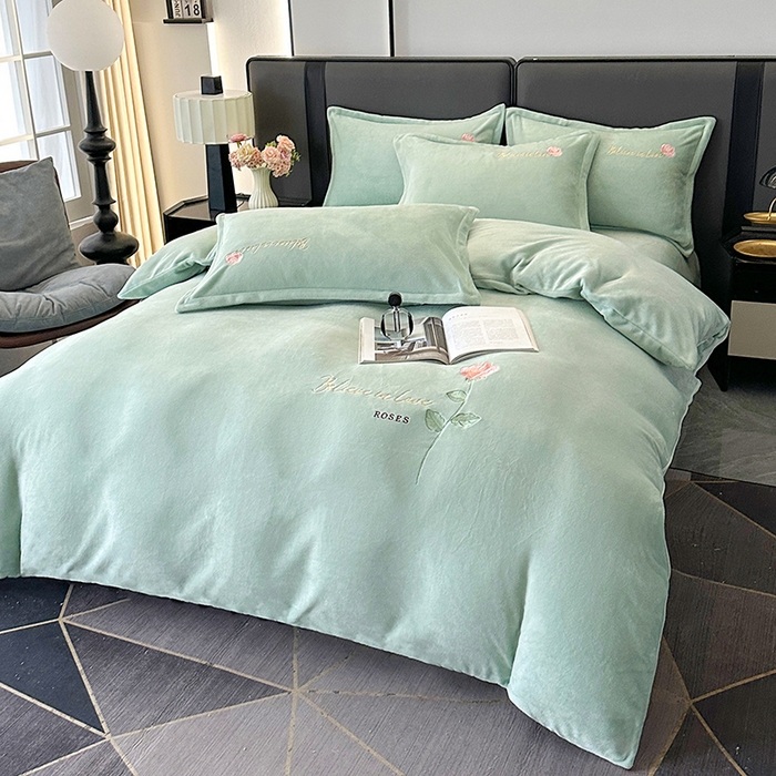 91家纺网 家纺一手货源 找家纺 富缦庭 2025新款牛奶绒绣花四件套 红粉佳人-绿色