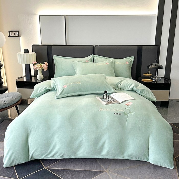 91家纺网 家纺一手货源 找家纺 富缦庭 2025新款牛奶绒绣花四件套 红粉佳人-绿色