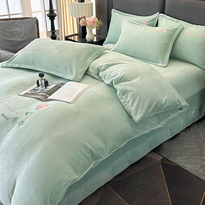 91家纺网 家纺一手货源 找家纺 富缦庭 2025新款牛奶绒绣花四件套 红粉佳人-绿色