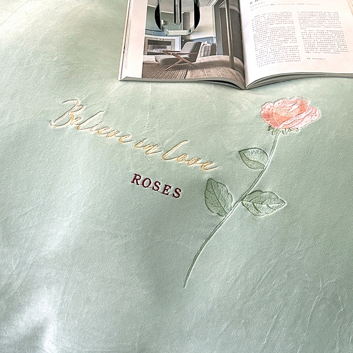 91家纺网 家纺一手货源 找家纺 富缦庭 2025新款牛奶绒绣花四件套 红粉佳人-绿色