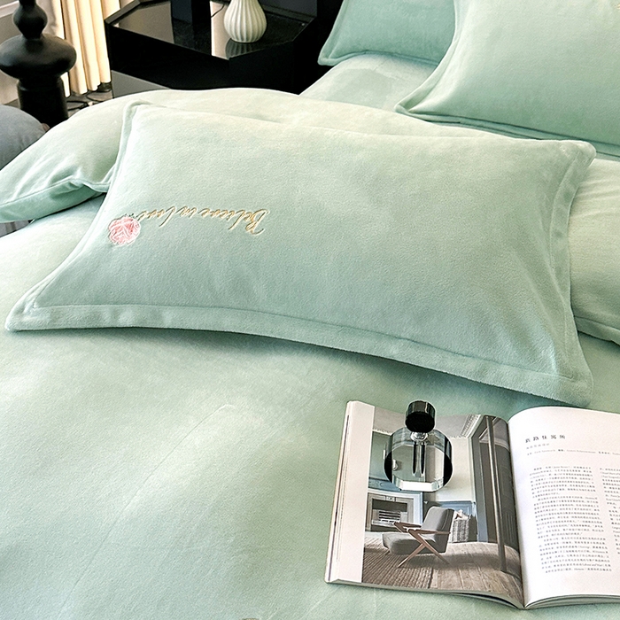 91家纺网 家纺一手货源 找家纺 富缦庭 2025新款牛奶绒绣花四件套 红粉佳人-绿色