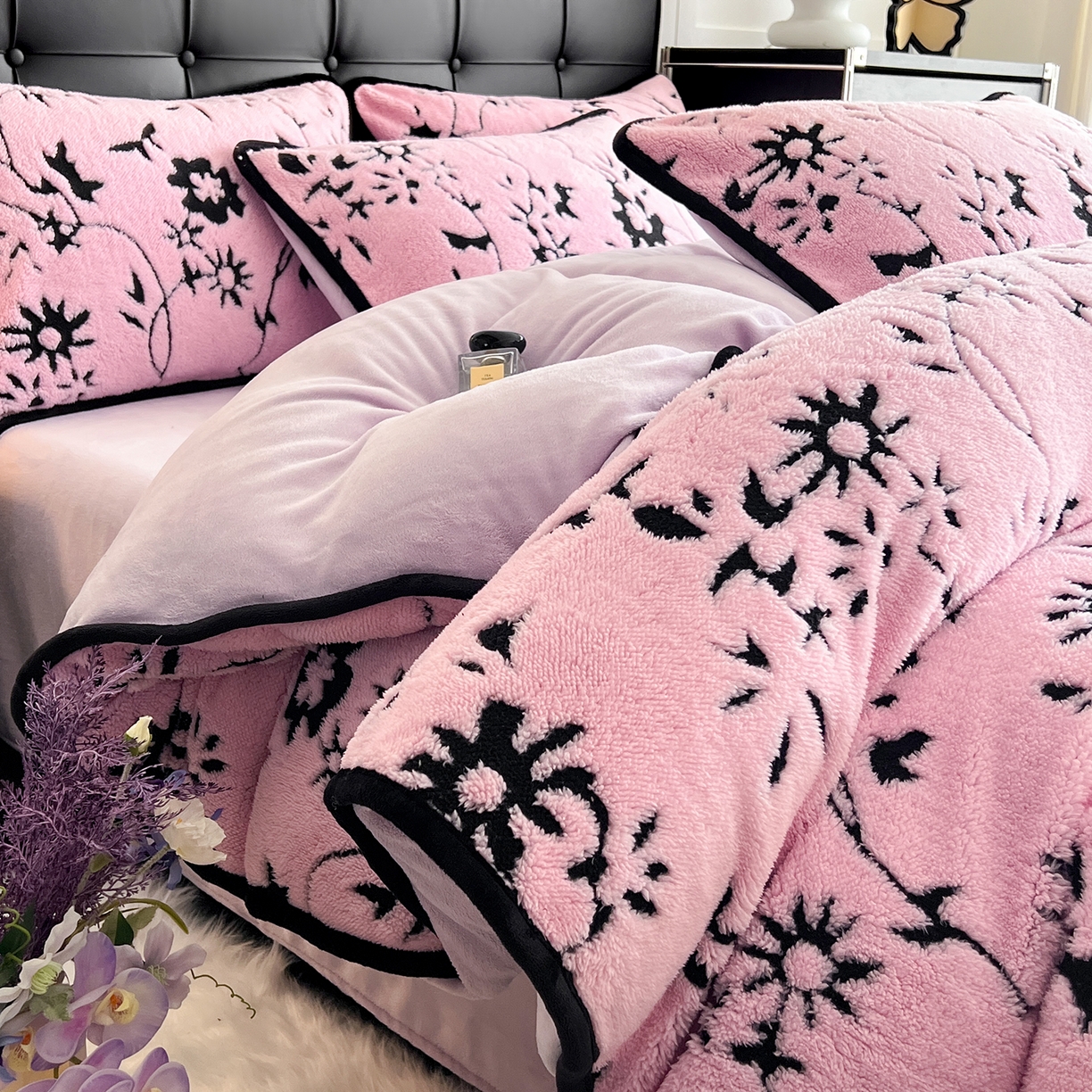 91家纺网 家纺一手货源 找家纺 安哆啦家纺 2025新款舒棉绒阳离子提花牛奶绒四件套 提花-生如夏花粉