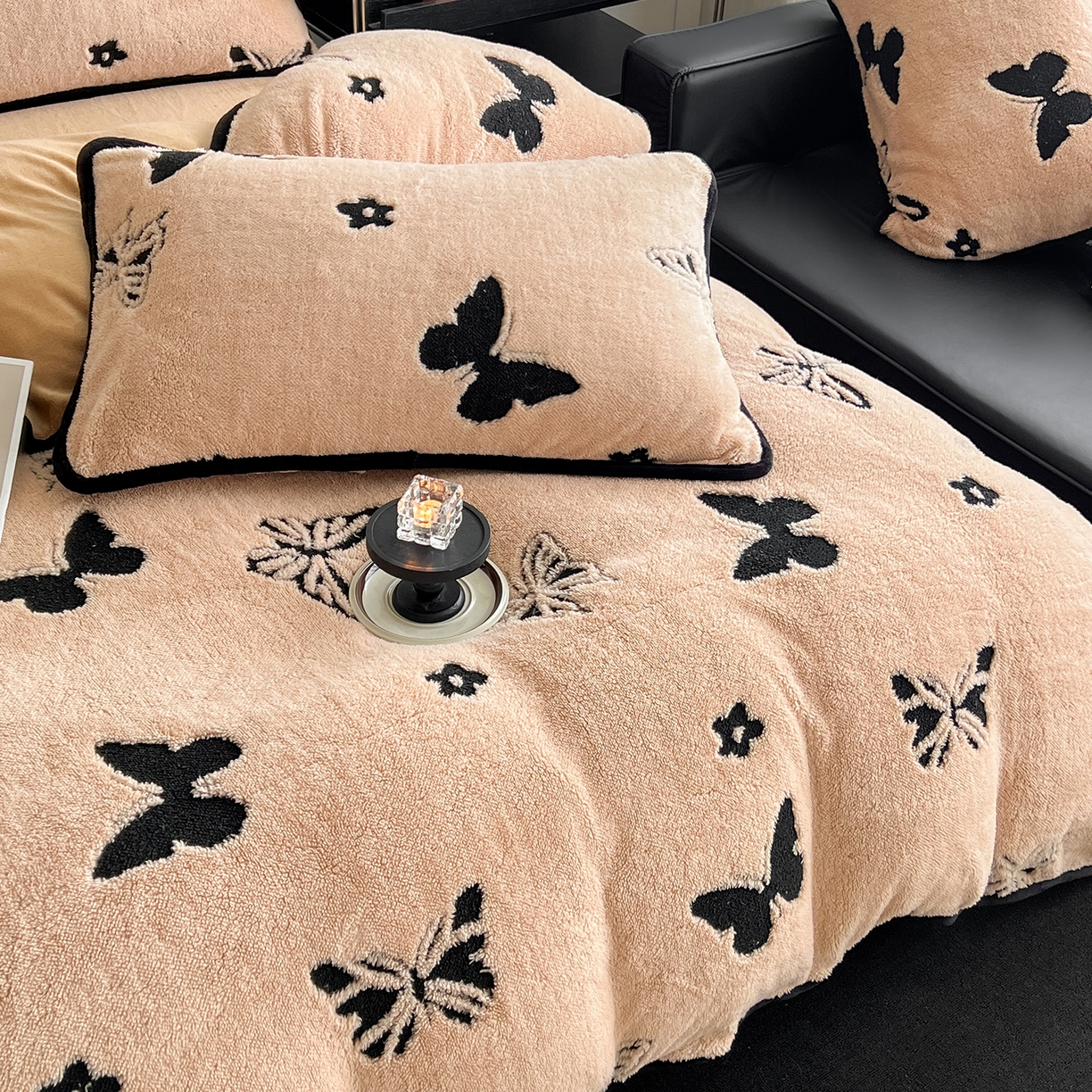 91家纺网 家纺一手货源 找家纺 安哆啦家纺 2025新款舒棉绒阳离子提花牛奶绒四件套 提花-蝴蝶咖