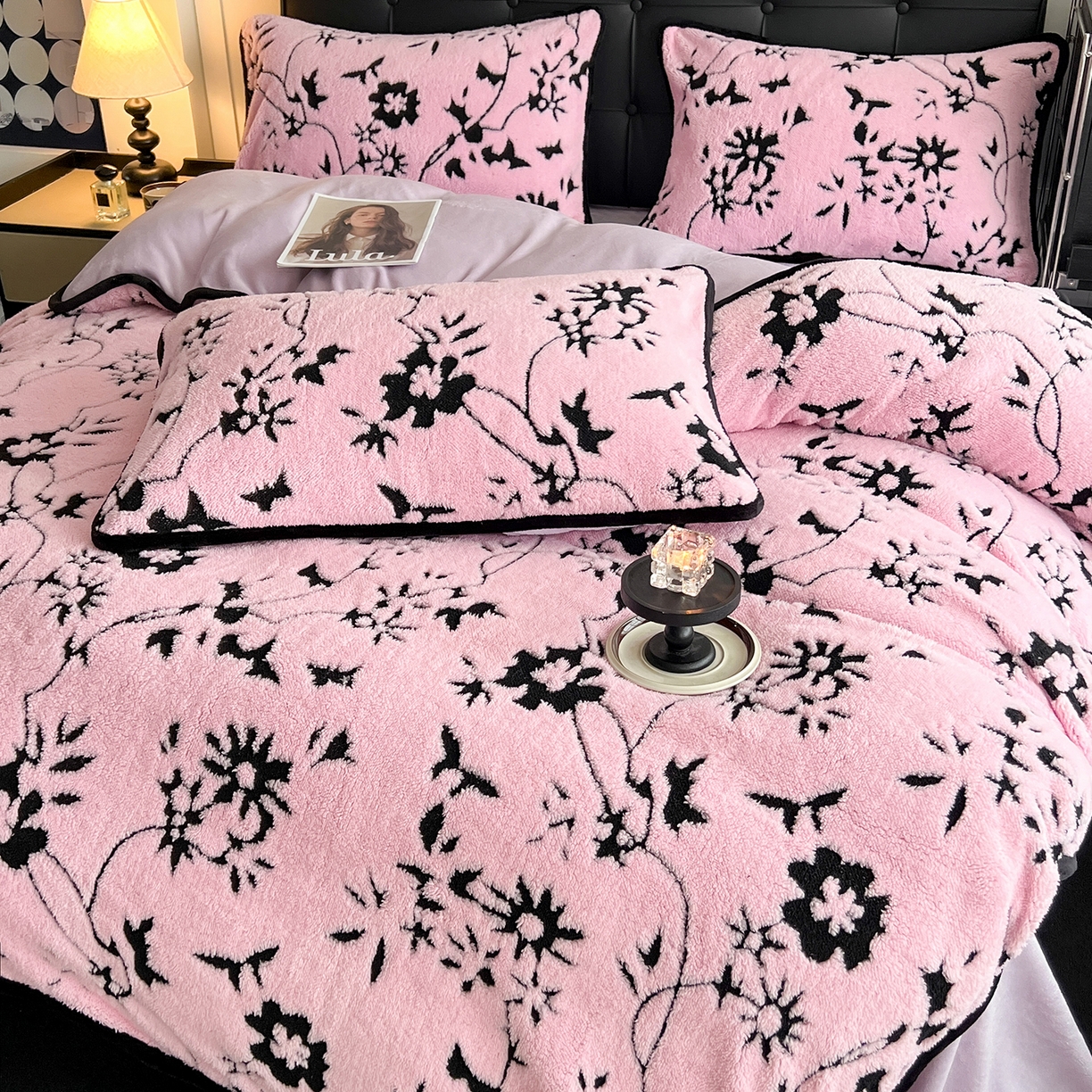 91家纺网 家纺一手货源 找家纺 安哆啦家纺 2025新款舒棉绒阳离子提花牛奶绒四件套 提花-生如夏花粉