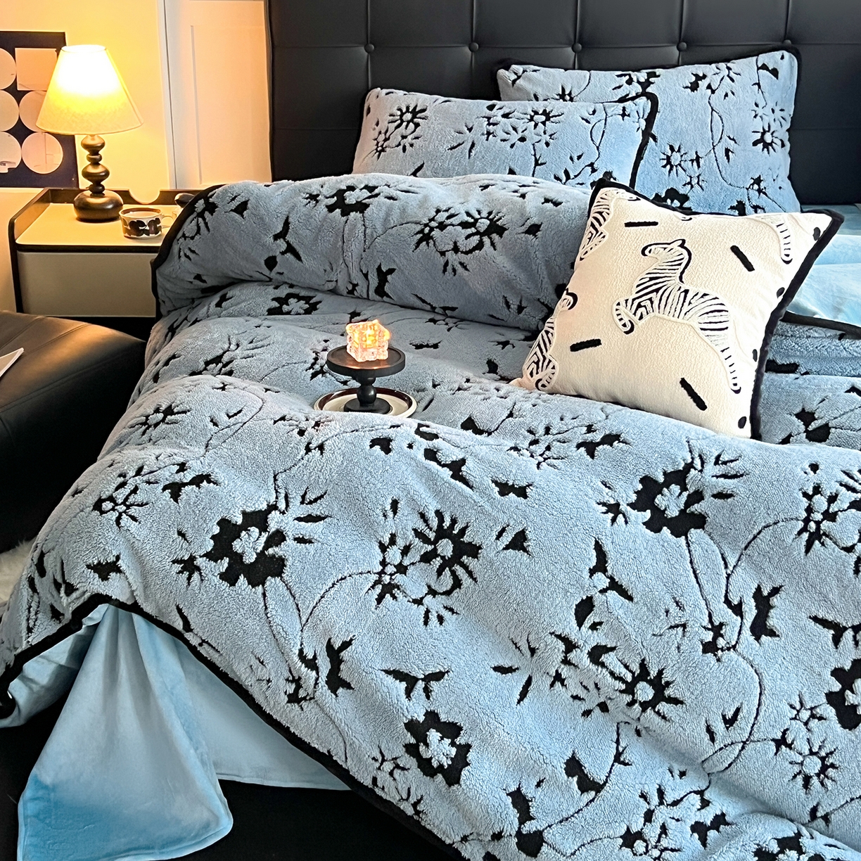 91家纺网 家纺一手货源 找家纺 安哆啦家纺 2025新款舒棉绒阳离子提花牛奶绒四件套 提花-生如夏花蓝