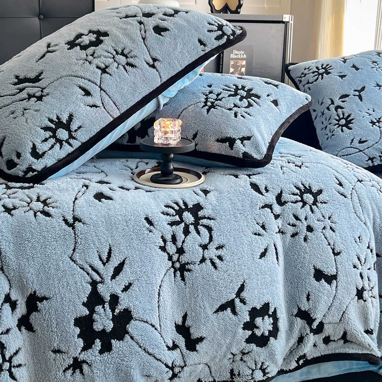 91家纺网 家纺一手货源 找家纺 安哆啦家纺 2025新款舒棉绒阳离子提花牛奶绒四件套 提花-生如夏花蓝