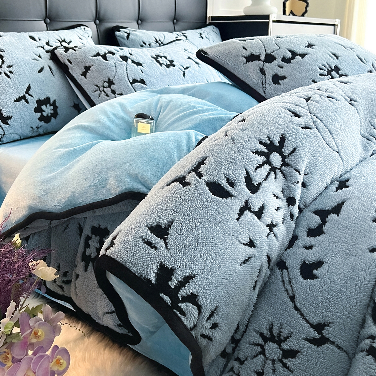 91家纺网 家纺一手货源 找家纺 安哆啦家纺 2025新款舒棉绒阳离子提花牛奶绒四件套 提花-生如夏花蓝