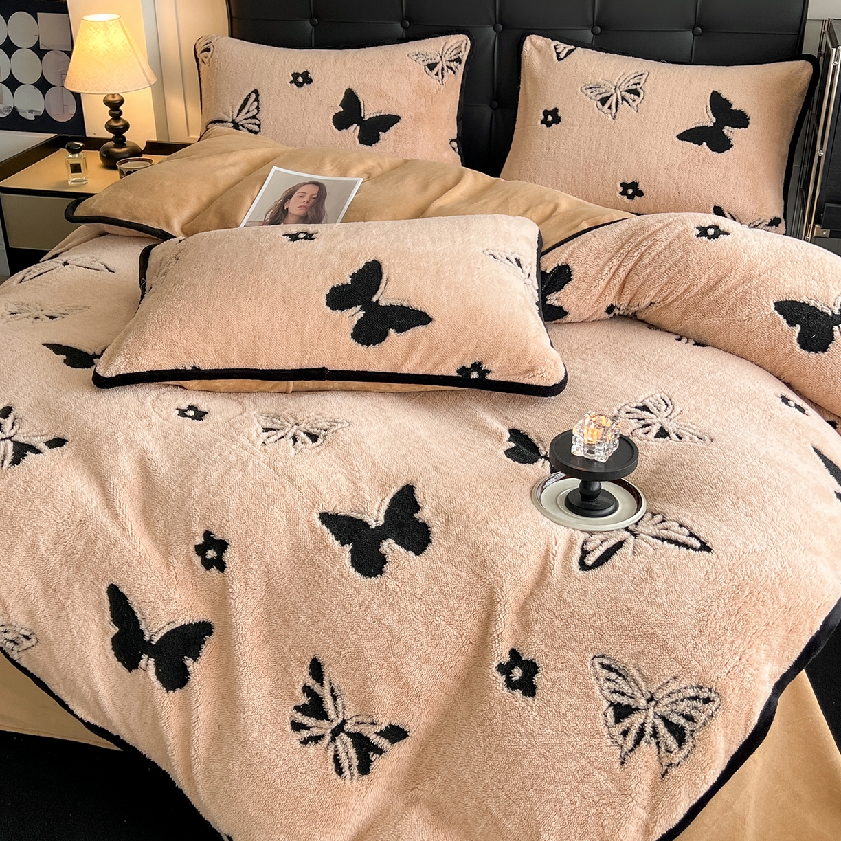 91家纺网 家纺一手货源 找家纺 安哆啦家纺 2025新款舒棉绒阳离子提花牛奶绒四件套 提花-蝴蝶咖