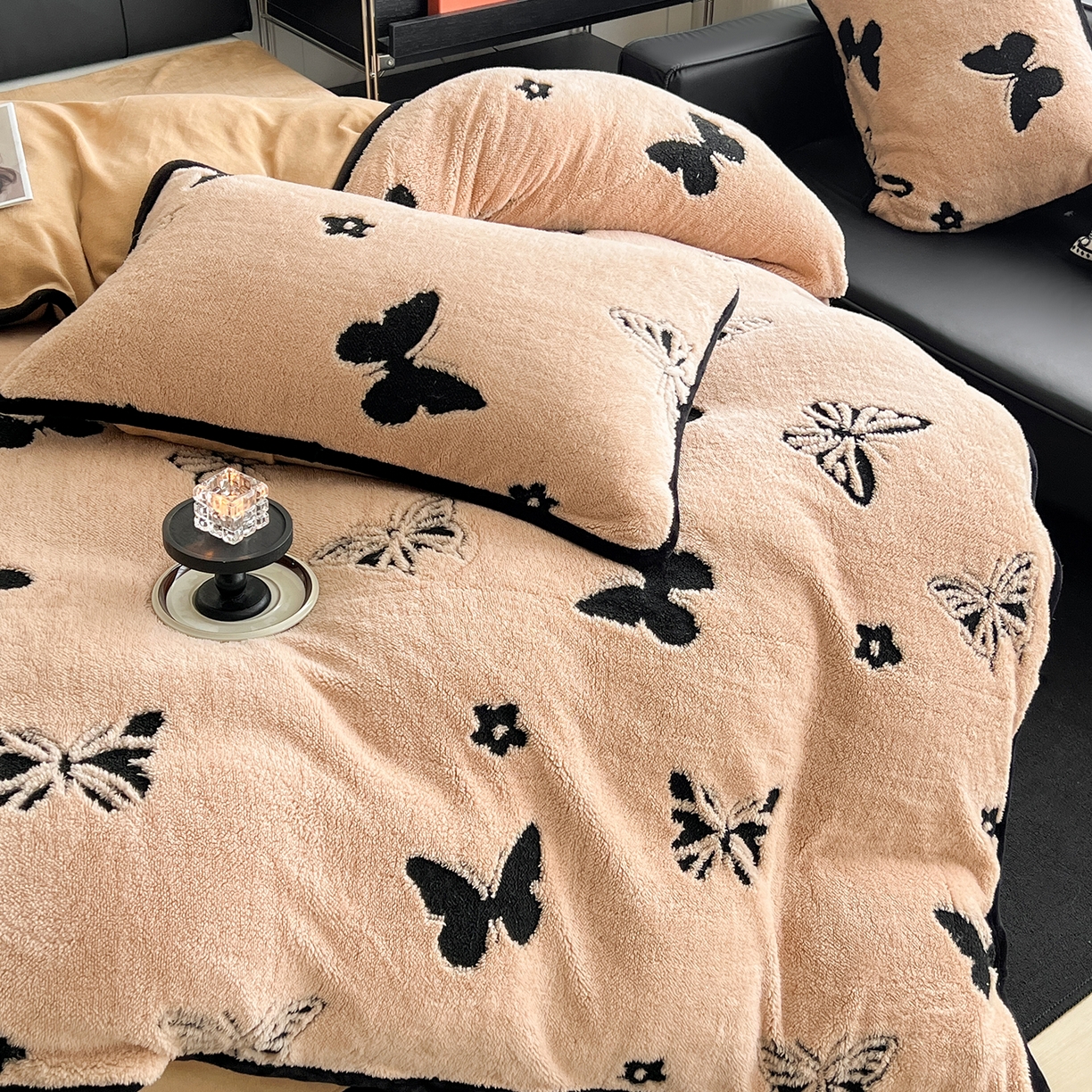 91家纺网 家纺一手货源 找家纺 安哆啦家纺 2025新款舒棉绒阳离子提花牛奶绒四件套 提花-蝴蝶咖