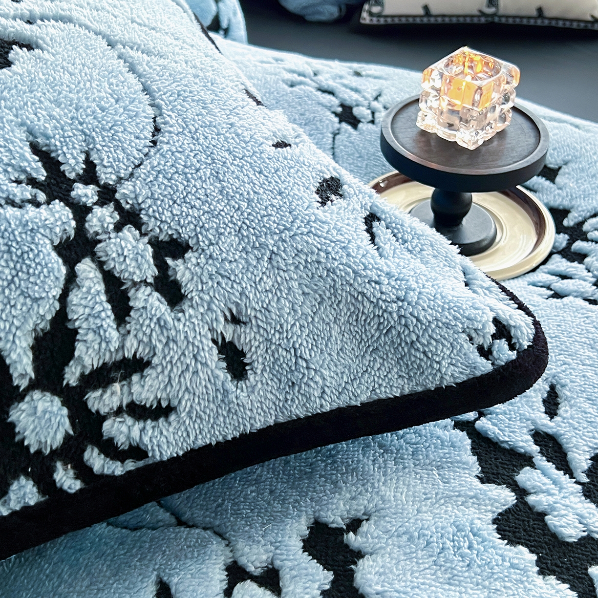 91家纺网 家纺一手货源 找家纺 安哆啦家纺 2025新款舒棉绒阳离子提花牛奶绒四件套 提花-生如夏花蓝