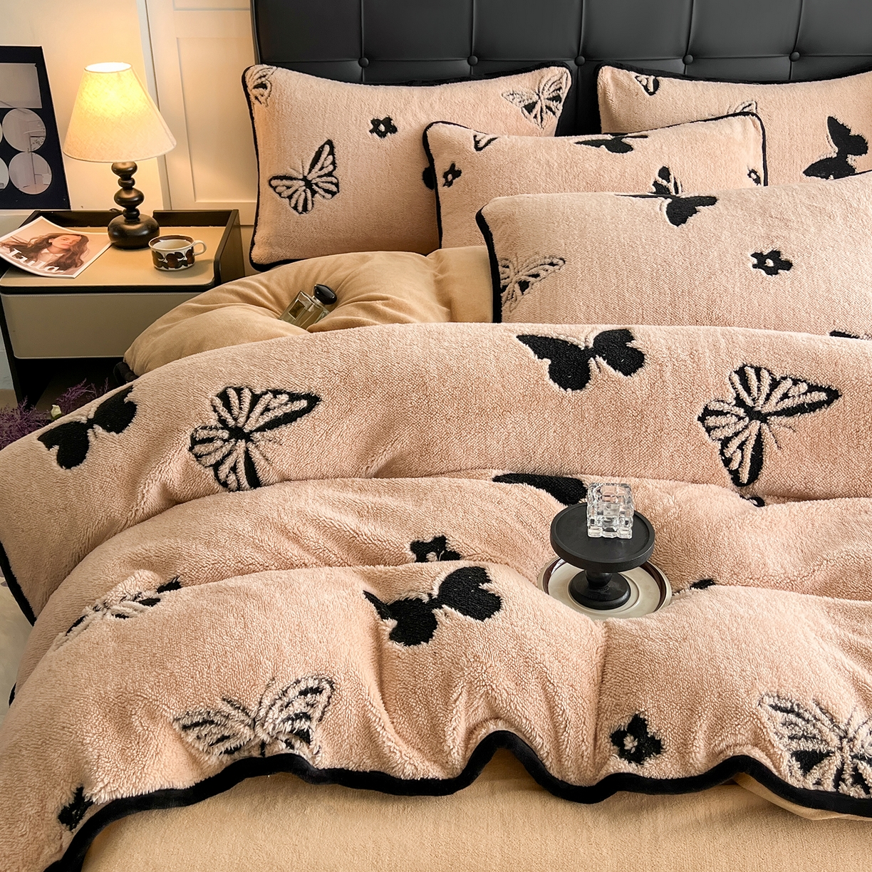 91家纺网 家纺一手货源 找家纺 安哆啦家纺 2025新款舒棉绒阳离子提花牛奶绒四件套 提花-蝴蝶咖