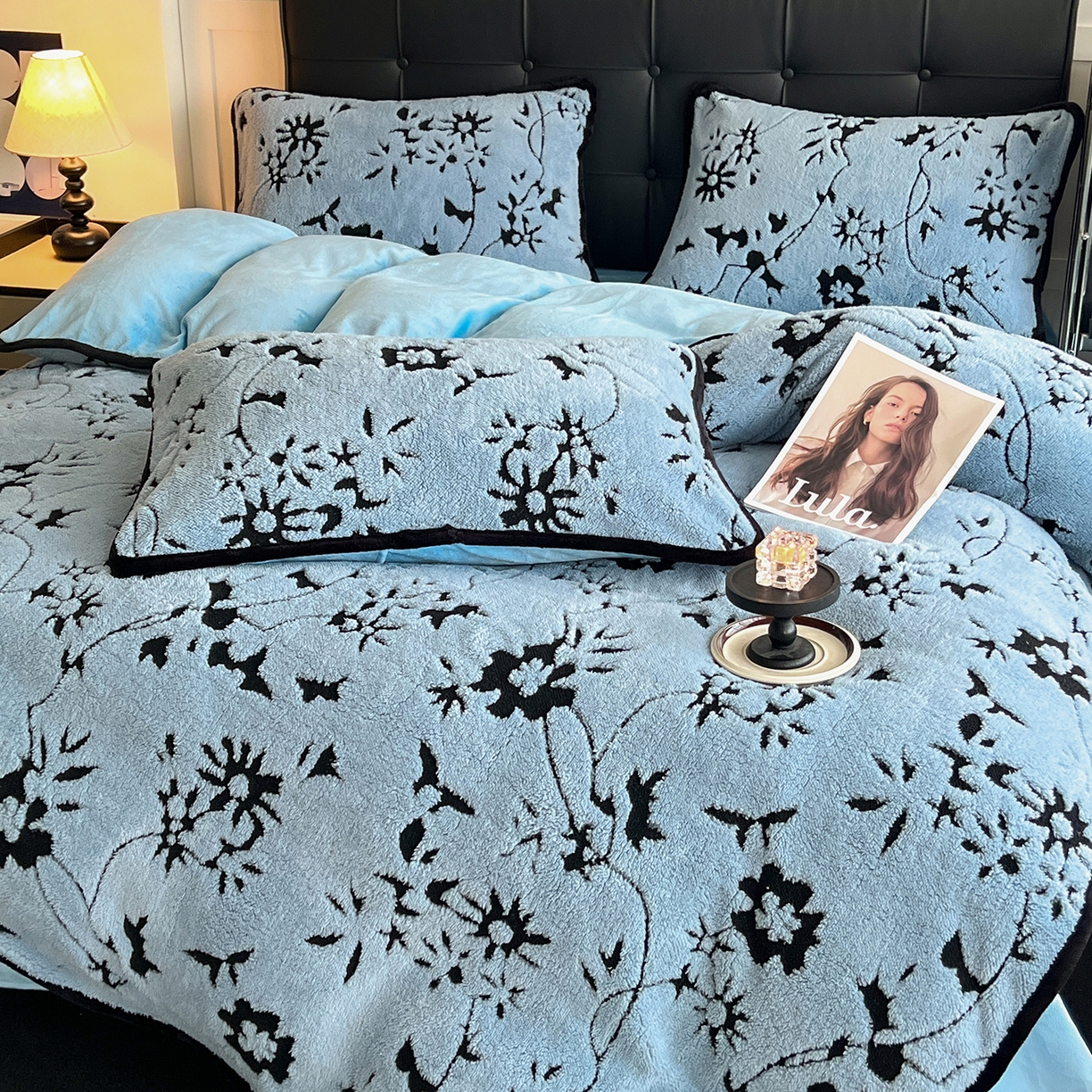 91家纺网 家纺一手货源 找家纺 安哆啦家纺 2025新款舒棉绒阳离子提花牛奶绒四件套 提花-生如夏花蓝