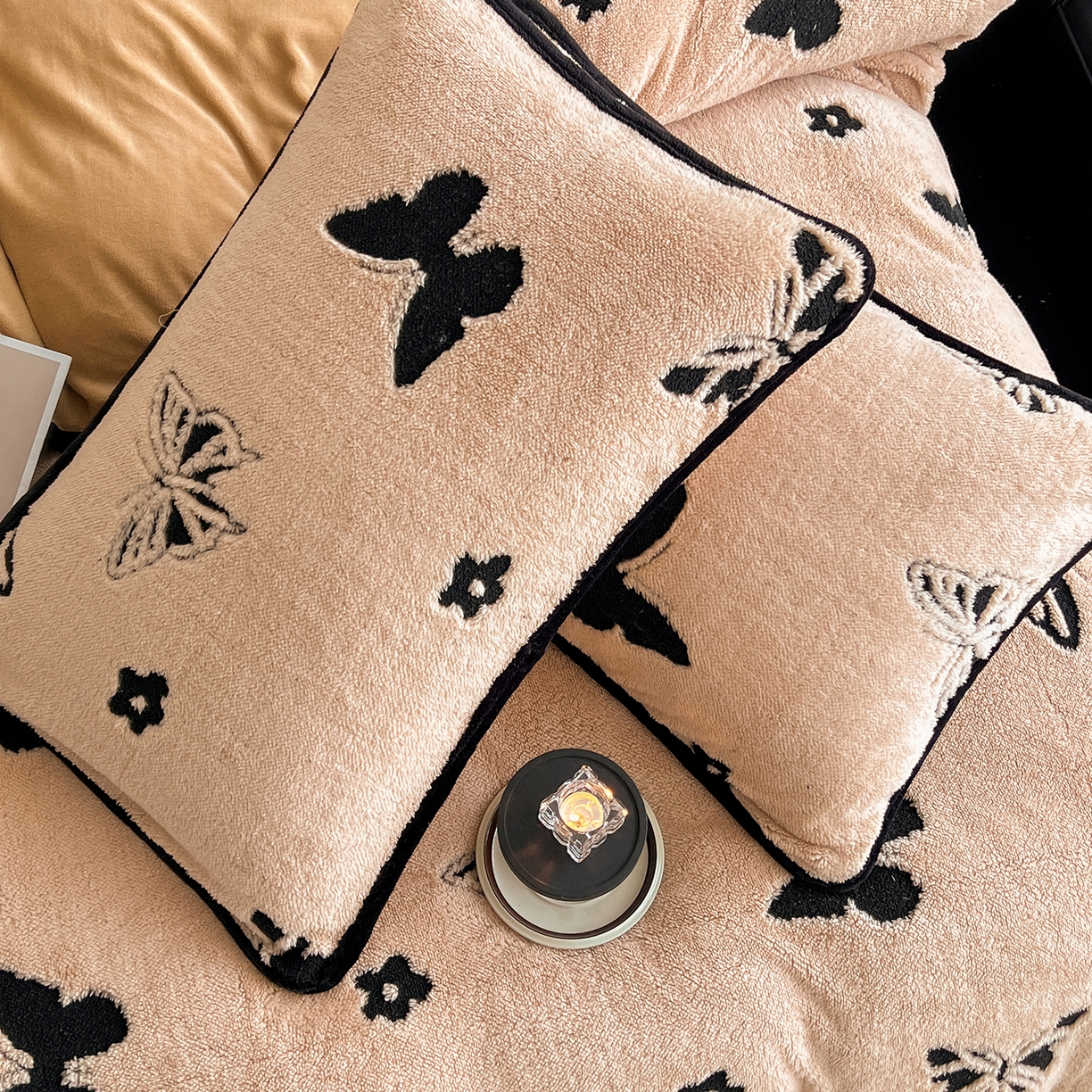 91家纺网 家纺一手货源 找家纺 安哆啦家纺 2025新款舒棉绒阳离子提花牛奶绒四件套 提花-蝴蝶咖