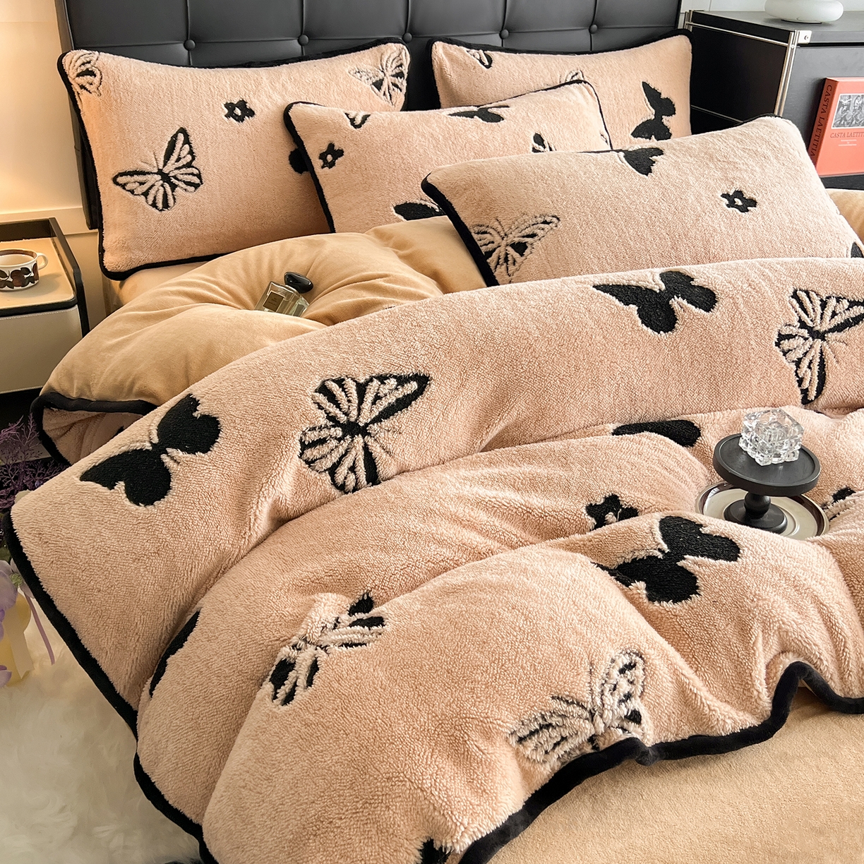 91家纺网 家纺一手货源 找家纺 安哆啦家纺 2025新款舒棉绒阳离子提花牛奶绒四件套 提花-蝴蝶咖