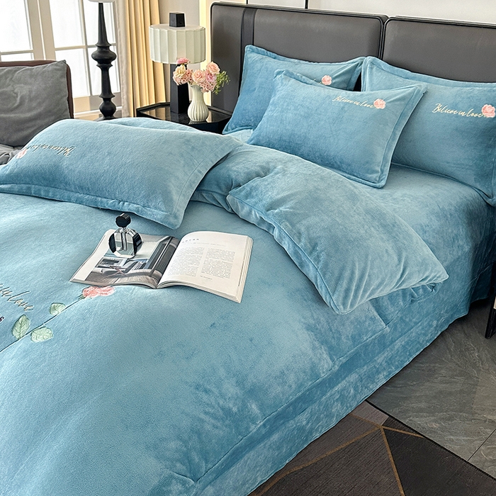 91家纺网 家纺一手货源 找家纺 富缦庭 2025新款牛奶绒绣花四件套 红粉佳人-深蓝色