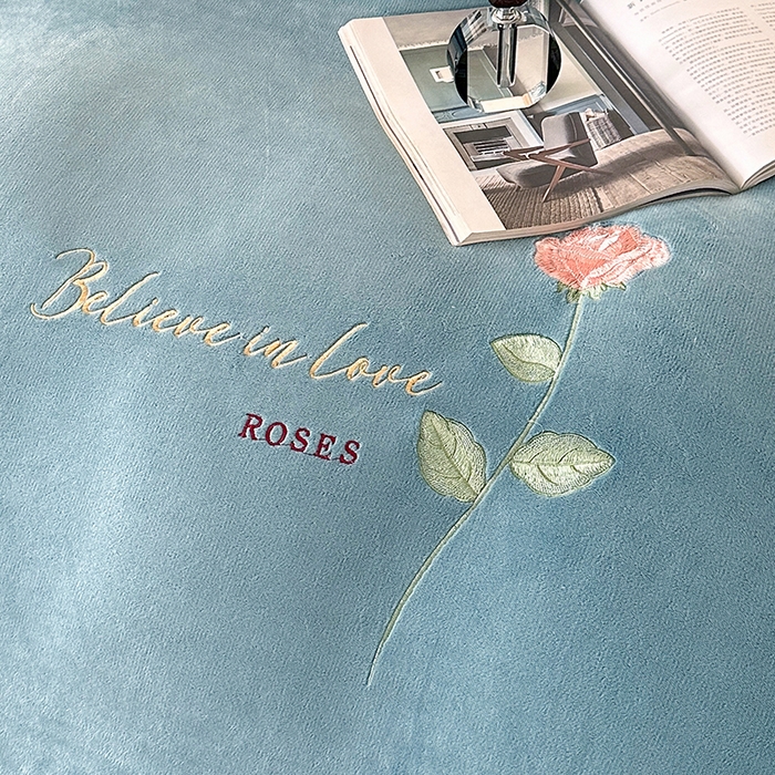 91家纺网 家纺一手货源 找家纺 富缦庭 2025新款牛奶绒绣花四件套 红粉佳人-深蓝色