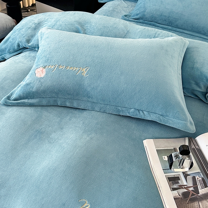 91家纺网 家纺一手货源 找家纺 富缦庭 2025新款牛奶绒绣花四件套 红粉佳人-深蓝色