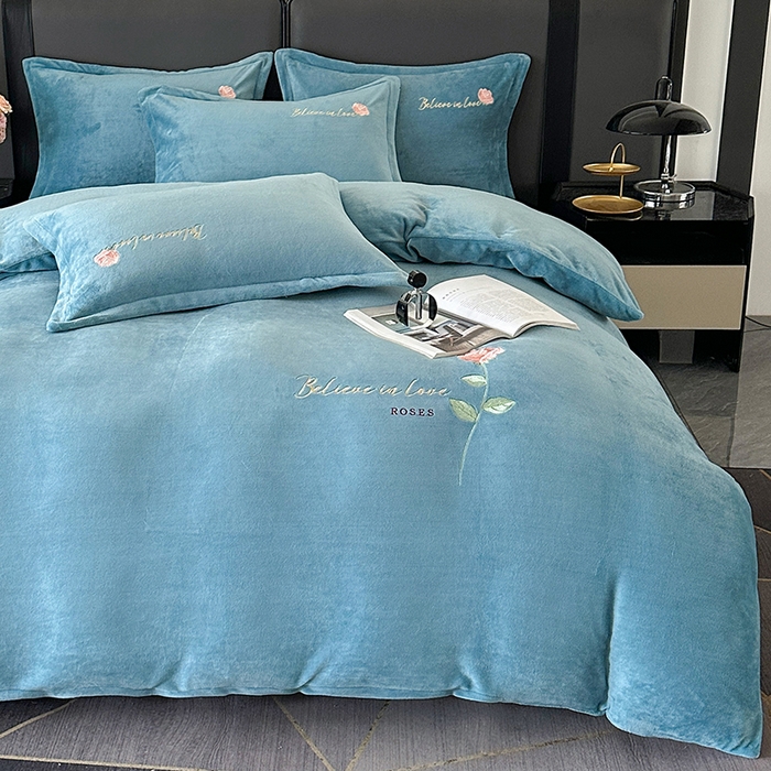 91家纺网 家纺一手货源 找家纺 富缦庭 2025新款牛奶绒绣花四件套 红粉佳人-深蓝色